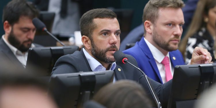 Candidato em Niterói, deputado bolsonarista mais que dobra patrimônio em 2 anos