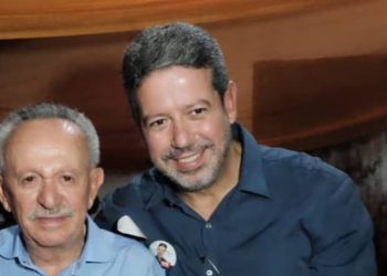 Candidato à reeleição em Alagoas, pai de Lira segue o filho e muda de raça na eleição