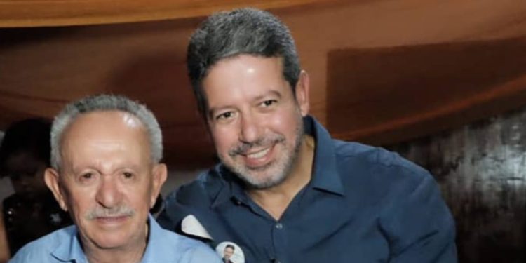 Candidato à reeleição em Alagoas, pai de Lira segue o filho e muda de raça na eleição