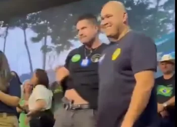 Candidato a vereador do PL exibe arma na cintura durante convenção em Cuiabá