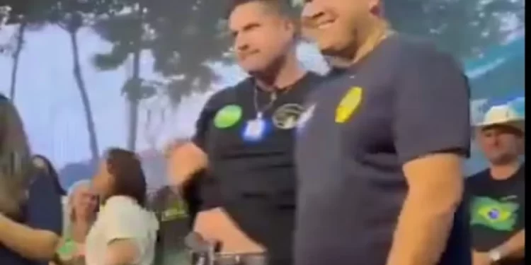 Candidato a vereador do PL exibe arma na cintura durante convenção em Cuiabá