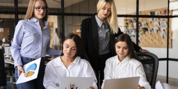 Crescimento de empregos formais para mulheres supera o de homens em 2024, mas desigualdade salarial persiste