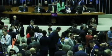 Relator altera PEC do corte de gastos e flexibiliza regulamentação dos supersalários