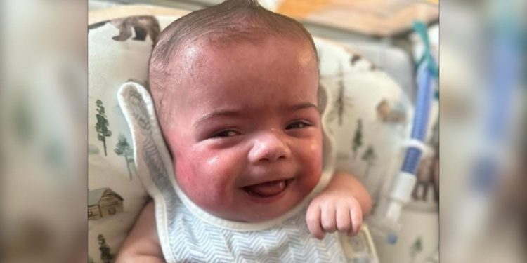 Após 400 dias internado, bebê que nasceu com apenas 450g vai para casa