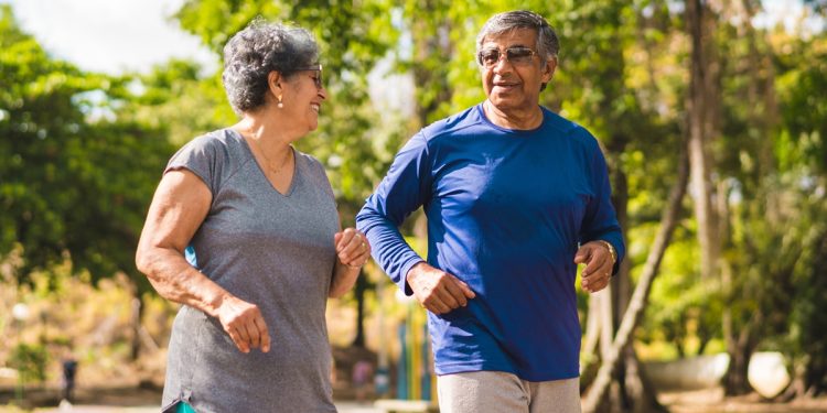 Caminhada mais rápida afasta risco de doenças em idosos, diz estudo