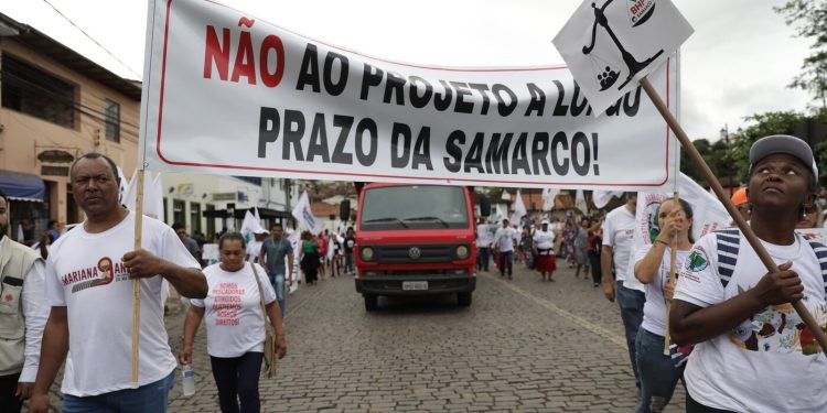 Pilhas de mineração da Samarco de 200 metros de altura preocupam moradores de Mariana