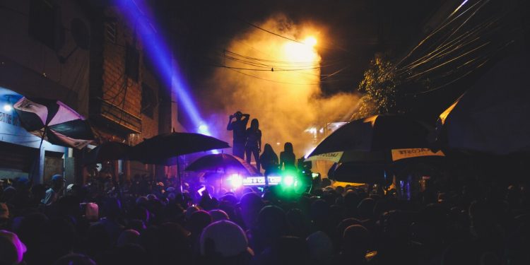 Violência policial fecha bailes funk em Paraisópolis, maior favela de São Paulo