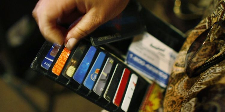 Dono de lava jato furta cartão de cliente e torra R$ 15 mil em compras