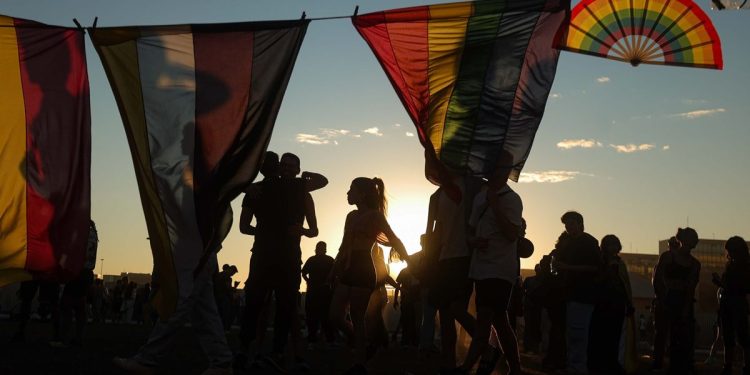 Dono de bar é indiciado por homofobia após barrar cliente de saia