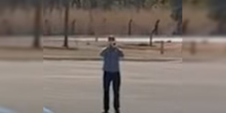 Trompetista toca marcha fúnebre após Bolsonaro colocar tornozeleira