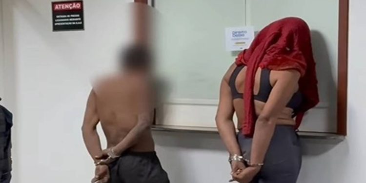 Veja o momento em que casal que esfaqueou motorista de app chega a DP