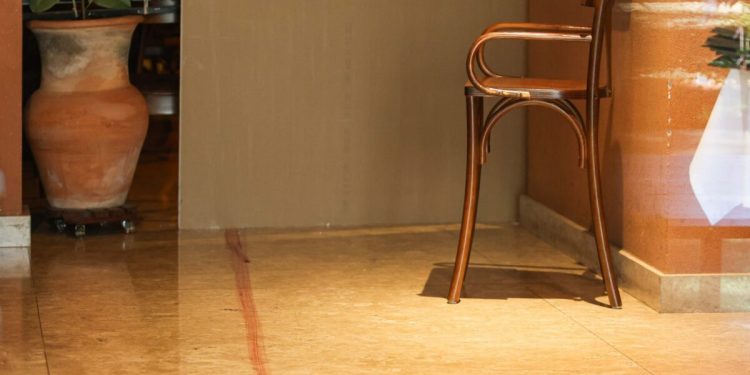 Porta arrombada e sangue no chão. Veja como ficou restaurante invadido