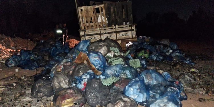 DF: rede de supermercado é flagrada despejando lixo em área ambiental