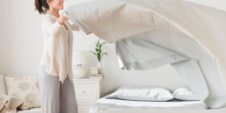 Com que frequência devo lavar a roupa de cama? Especialista explica