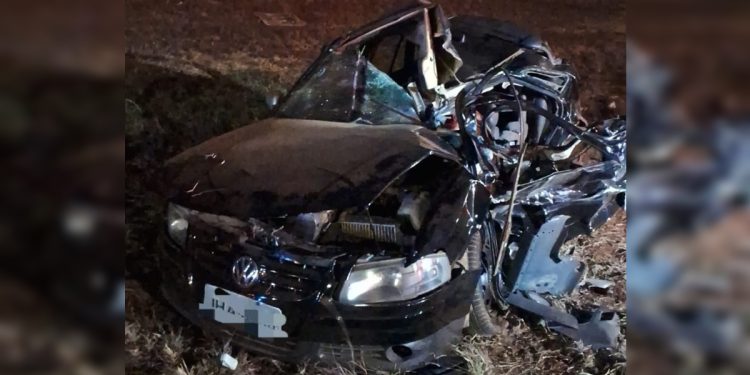 Jovem de 25 anos morre em acidente entre carro e caminhão na BR-070