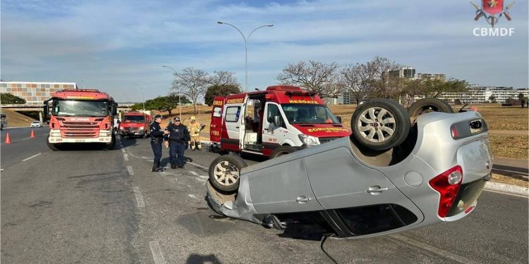 Acidente: colisão entre carros faz veículo capotar no Eixo Monumental