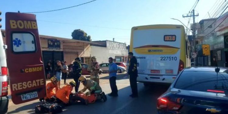 Pedestre fica ferido após ser atropelado por ônibus em via do DF