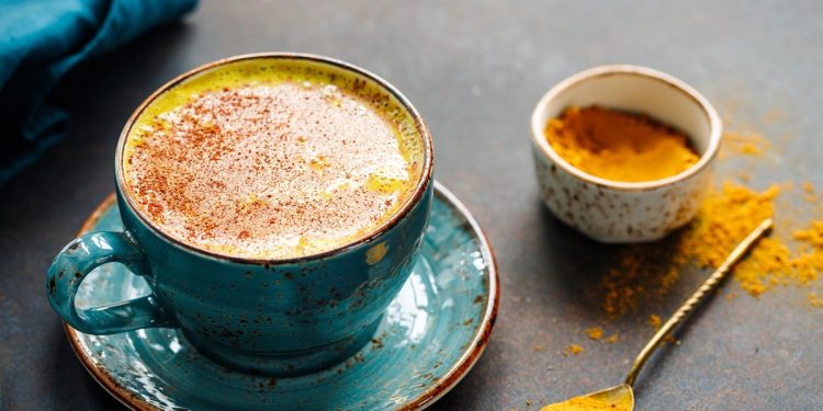 Café com especiaria anti-inflamatória pode melhorar energia e foco