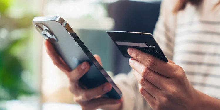 Casal que fingia ser da Shopee para enganar idosos é preso pela PCDF