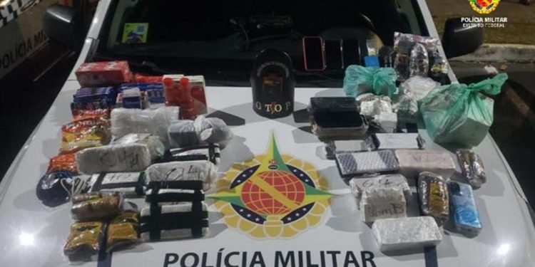Trio joga mochila com 51 celulares dentro de cadeia. PCDF investiga