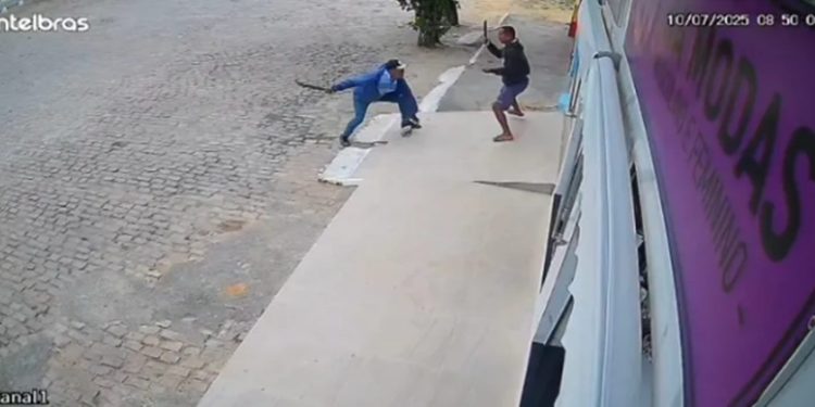Vídeo: homens são flagrados lutando com facões. Ambos ficaram feridos