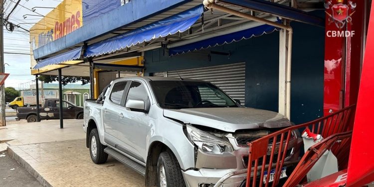 Bêbado, motorista acerta carro, invade calçada e atinge farmácia no DF