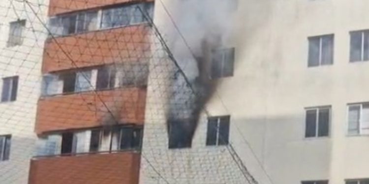 Vídeo mostra incêndio e fumaça em apartamento de prédio no Guará