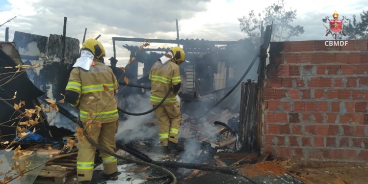 Incêndio destrói casa no Assentamento Nova Jerusalém, em Samambaia