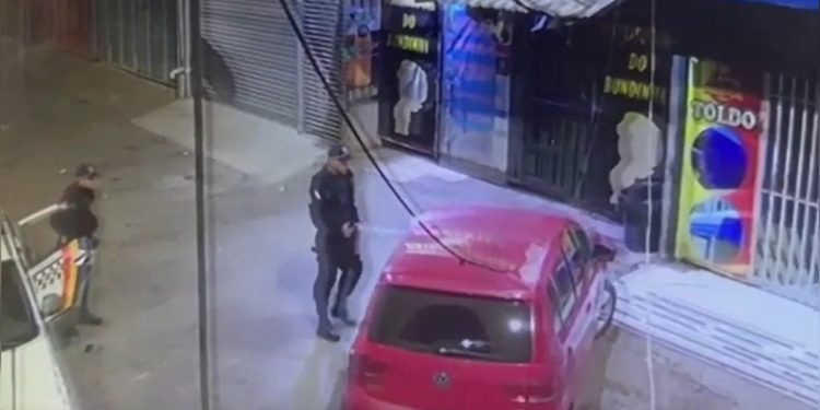 MP cobra apuração de PMs que jogaram spray de pimenta dentro de carro