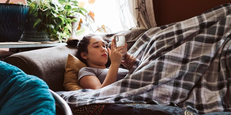 Meninas sentem mais impactos negativos das redes sociais, diz estudo