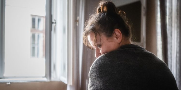 Solidão aumenta risco de morte em mulheres na meia-idade, diz estudo