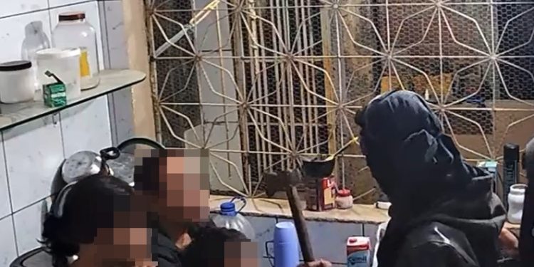 Vídeo: trio invade casa e aterroriza família: “Vão morrer queimados”