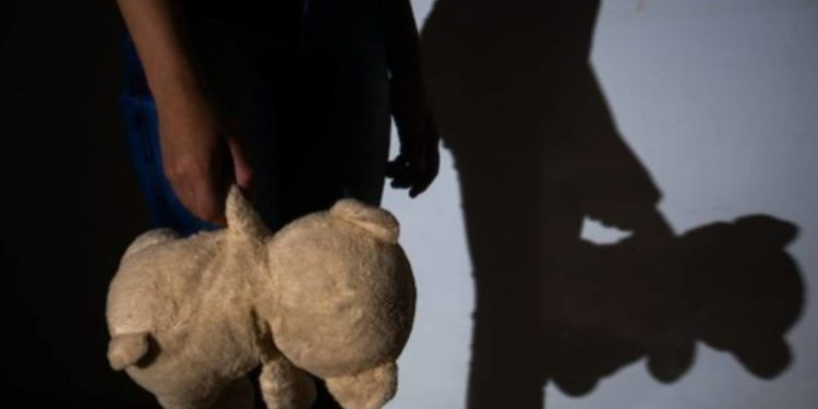 Avô é preso por suspeita de estuprar netas de 5 e 10 anos no DF