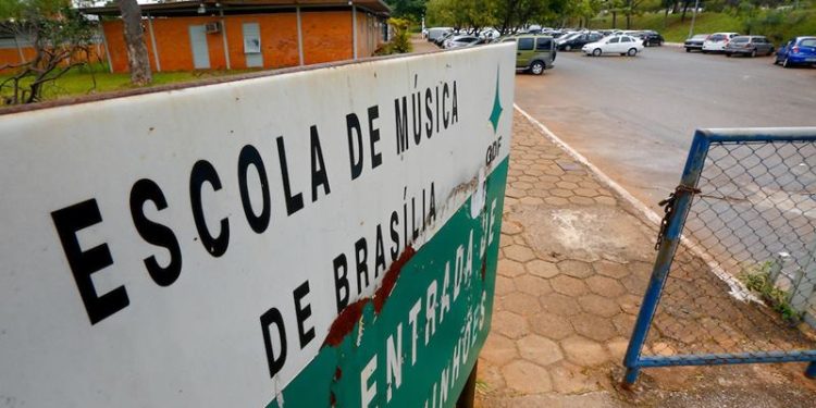 Sem professor, Escola de Música suspende aulas de canto erudito no DF