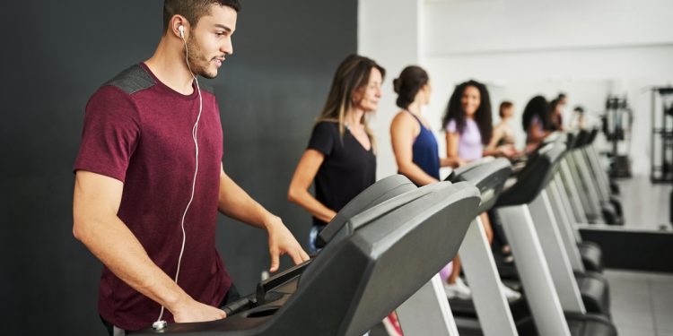 Esteira: confira vantagens de usar o aparelho na academia