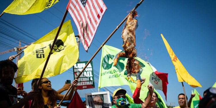 Grupo defende soberania do Brasil em ato em frente à Embaixada dos EUA