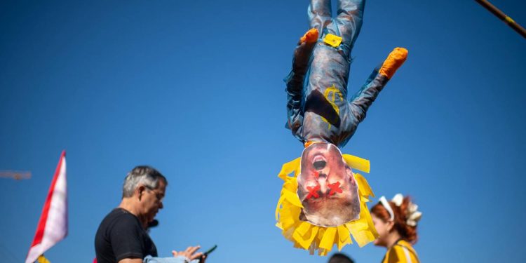 Ato pró-soberania tem queima de boneco de Trump e de bandeira dos EUA