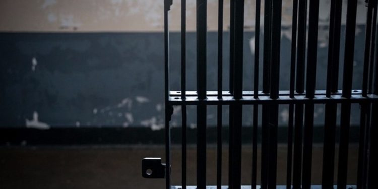 Justiça condena DF a indenizar mãe de preso morto em cela de delegacia