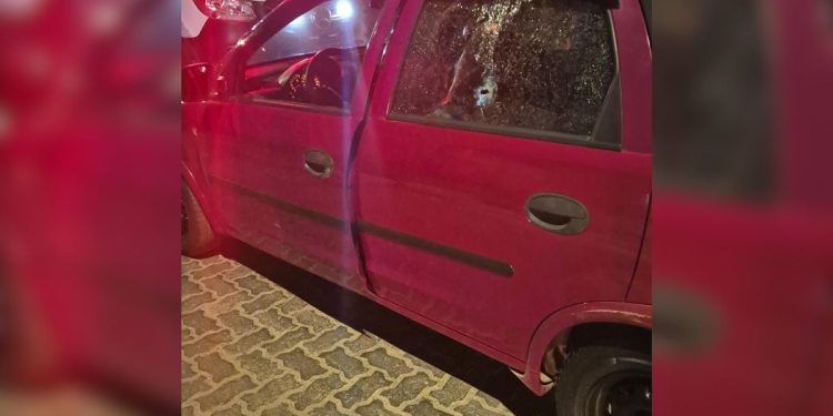 Criminosos em moto disparam contra carro e matam homem no DF