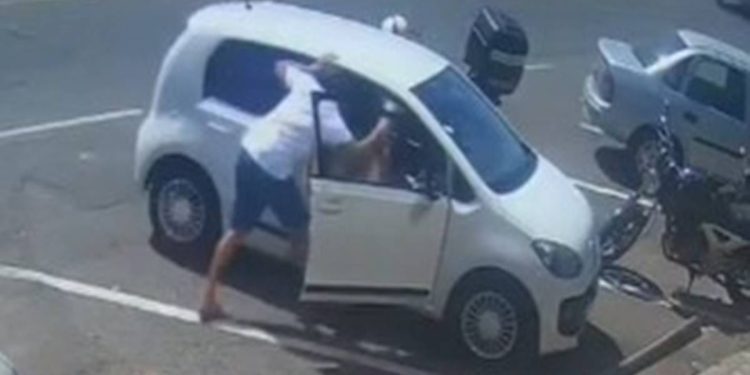 Câmera flagra pai dando socos e chutes no filho de 12 anos no DF