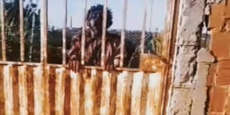 Homem é atacado após beber e fica coberto de sangue no portão de casa