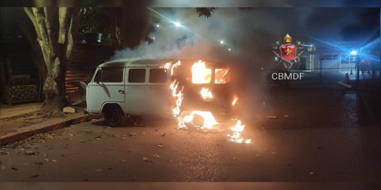 Kombi pega fogo e é destruída em estacionamento no Lago Sul. Imagens