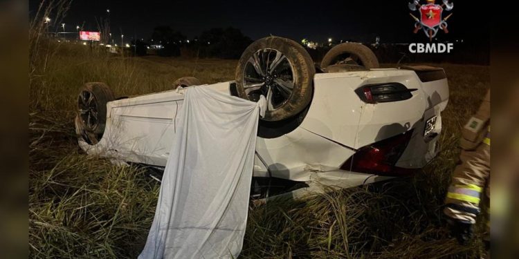 Passageiro de Honda Civic morre após carro capotar em ribanceira no DF