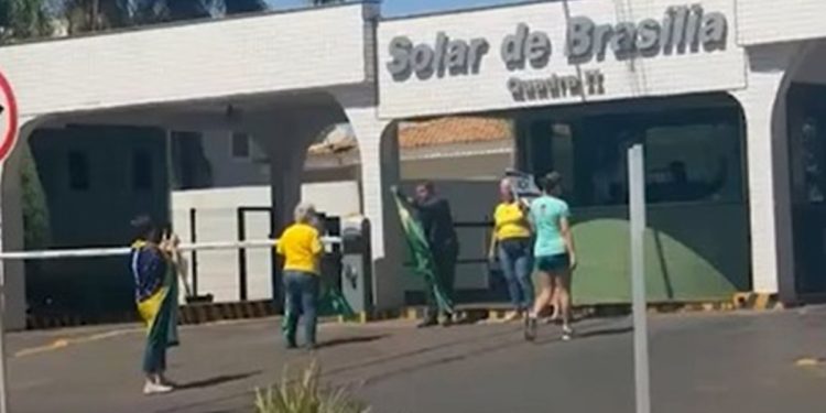 Grupo se reúne na frente de condomínio de Bolsonaro para pedir anistia