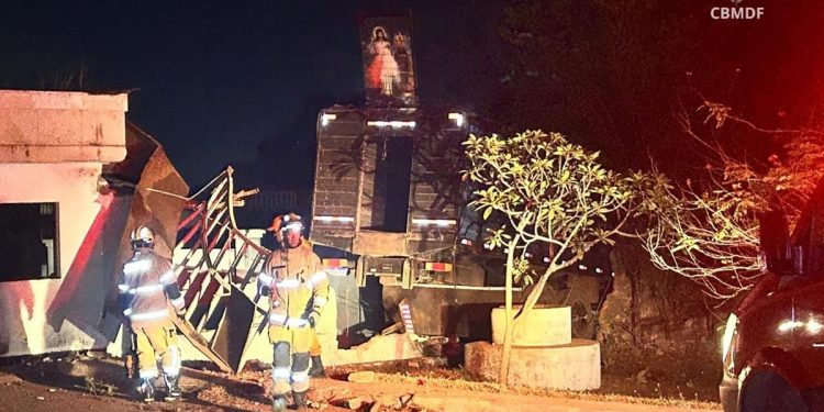 Caminhão desgovernado corta a Epia e derruba muro de condomínio