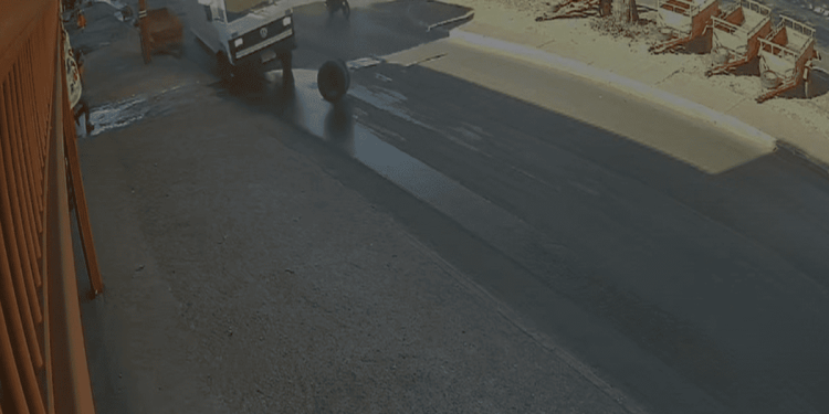Vídeo: pneu de caminhão se solta e atinge carrocinha em avenida no DF