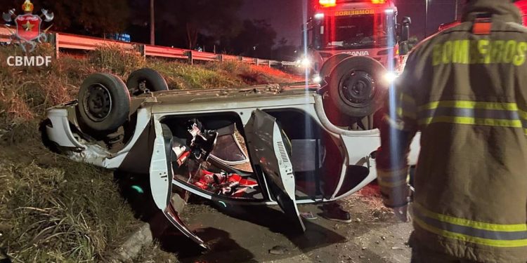 Carro capota na BR-020 e deixa três pessoas feridas. Veja imagens