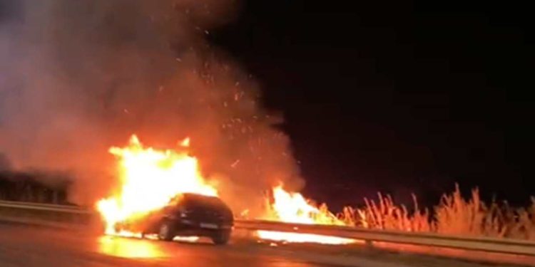 Vídeo: carro pega fogo e assusta motoristas na BR-020
