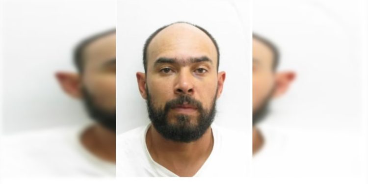 Minutos após sentença, assassino condenado rompe tornozeleira e foge