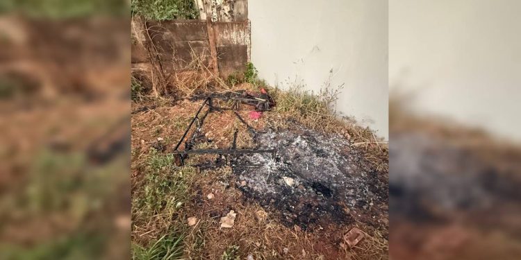Mulher de 31 anos apanha, desmaia em colchão e é queimada ainda viva
